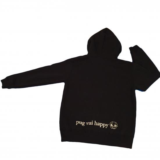 ブラック：パグ刺繍ワッペン付パーカー（裏起毛付） - pug vui happy
