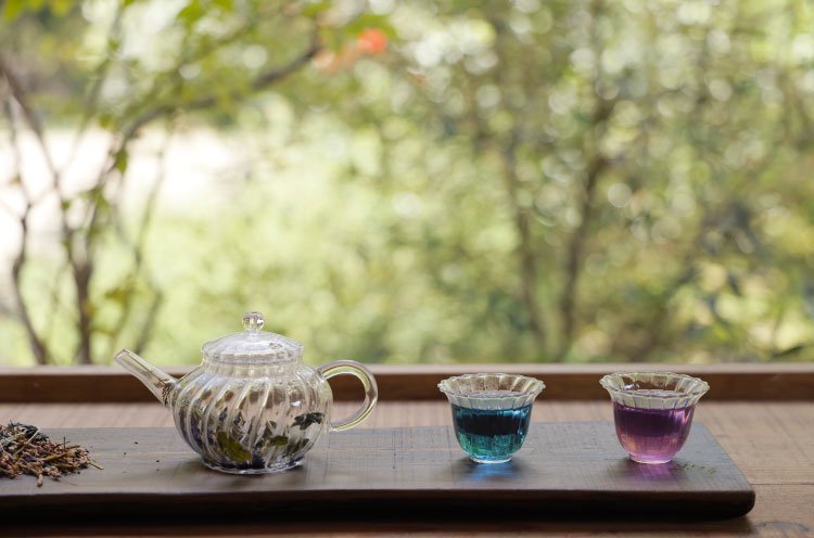 発酵 藍茶をの色を楽しむ