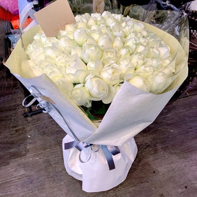 白バラ100本の花束