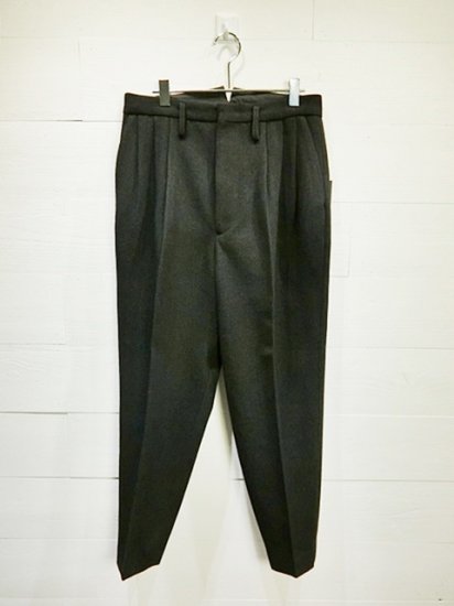 ESSAY 3 Tuck Tapered Slacks S.Black - Laid back(レイドバック) | 千葉 柏 セレクトショップ the  Sakaki,NEON SIGN,ESSAY,ATELIER  BETON,crepuscule,roundabout,O-,NL,COMESANDGOESなど国内ブランドと海外直接買い付けを織り交ぜたショップのオフィシャルウェブサイト