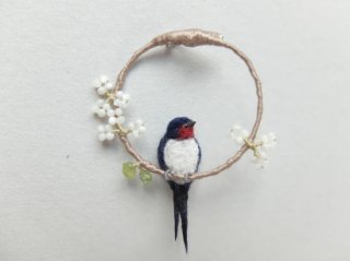 白い花枝と燕のブローチ