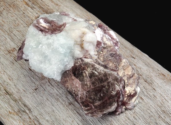 原石<br>レピドライト イン アクアマリンの結晶<br>ブラジル･ミナスジェライス州バーラ･デ･サリナース産