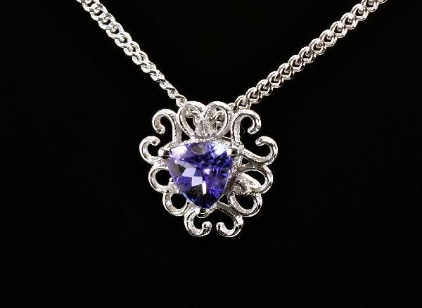 K18WGタンザナイトダイヤペンダントヘッドNCM011-6 K18WGタンザナイトダイヤペンダントヘッドNCM011-6 ビズー公式