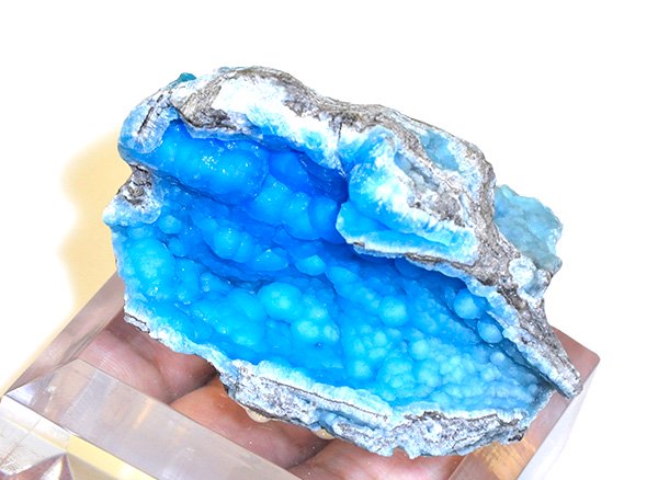 ★原石<BR>ブルーの発色が美しいヘミモルファイトの原石<BR>中国雲南省巍山産
