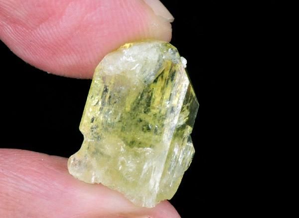 ブラジリアナイト　希少宝石鉱物標本 フレッシュな黄緑色の輝き・ブラジリアナイト｜逸話や鉱物的魅力