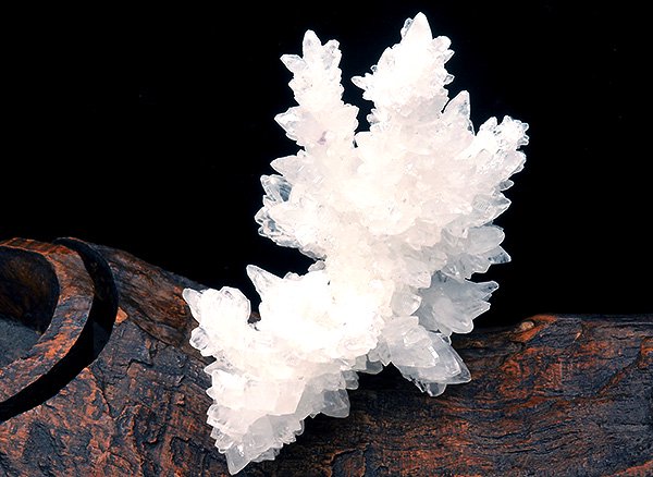 自然の神秘が作り出す造形美!!<BR>アラゴナイトフロスフェリの結晶（鉄の華、白珊瑚）<BR>メキシコ チワワ州産