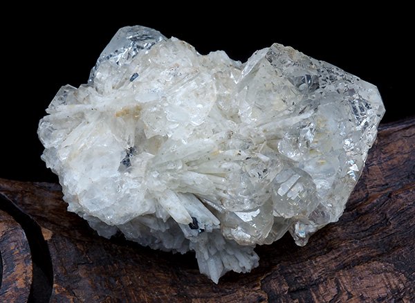 原石<BR>透明感のあるカラーレスフローライトとヴィルジナルクォーツの共生結晶<BR>ロシア・ダルネゴルスク産