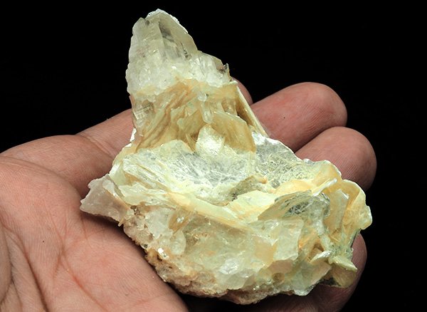 原石<br>水晶カテドラル＆モスコバイト(スター雲母)の結晶が共生<br>ブラジル・ミナスジェライス州・コロネルムルタ産