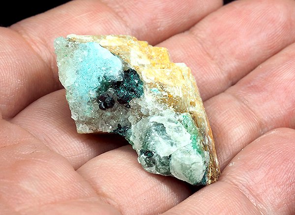 キラキラと輝くマリンブルーの結晶原石<br>マリンブルーの美しさ!!ジェムシリカドウルージーSA(シリシファイドクリソコラ)<br>ペルー・イカ産