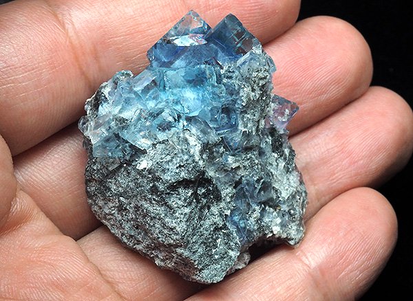 原石<br>美しすぎるブルーフローライトの結晶体<br>中国・湖南省・瑶崗仙(ヤオガンシャン)鉱山産