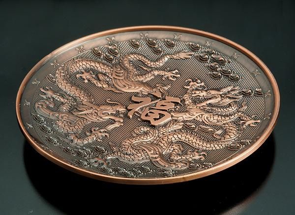 ウランガラス製の龍神文飾り皿（龍神圖案的鈾玻璃裝飾盤） ウランガラス製の龍神文飾り皿（龍神圖案的鈾玻璃裝飾盤） | ガラス