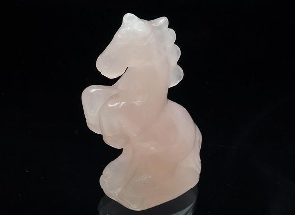 <img class='new_mark_img1' src='https://img.shop-pro.jp/img/new/icons1.gif' style='border:none;display:inline;margin:0px;padding:0px;width:auto;' />★2026年の干支は丙午(ひのえうま)です!!<BR>躍動感あるローズクォーツの馬<BR> ブラジル・ミナスジェライス州