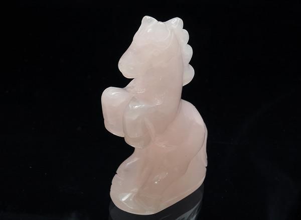 <img class='new_mark_img1' src='https://img.shop-pro.jp/img/new/icons1.gif' style='border:none;display:inline;margin:0px;padding:0px;width:auto;' />★2026年の干支は丙午(ひのえうま)です!!<BR>躍動感あるローズクォーツの馬<BR> ブラジル・ミナスジェライス州