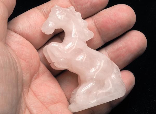 <img class='new_mark_img1' src='https://img.shop-pro.jp/img/new/icons1.gif' style='border:none;display:inline;margin:0px;padding:0px;width:auto;' />★2026年の干支は丙午(ひのえうま)です!!<BR>躍動感あるローズクォーツの馬<BR> ブラジル・ミナスジェライス州